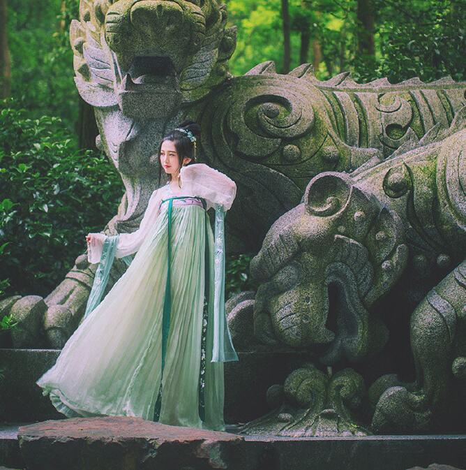 刺繡對(duì)襟齊胸襦裙，清新淡雅漢服