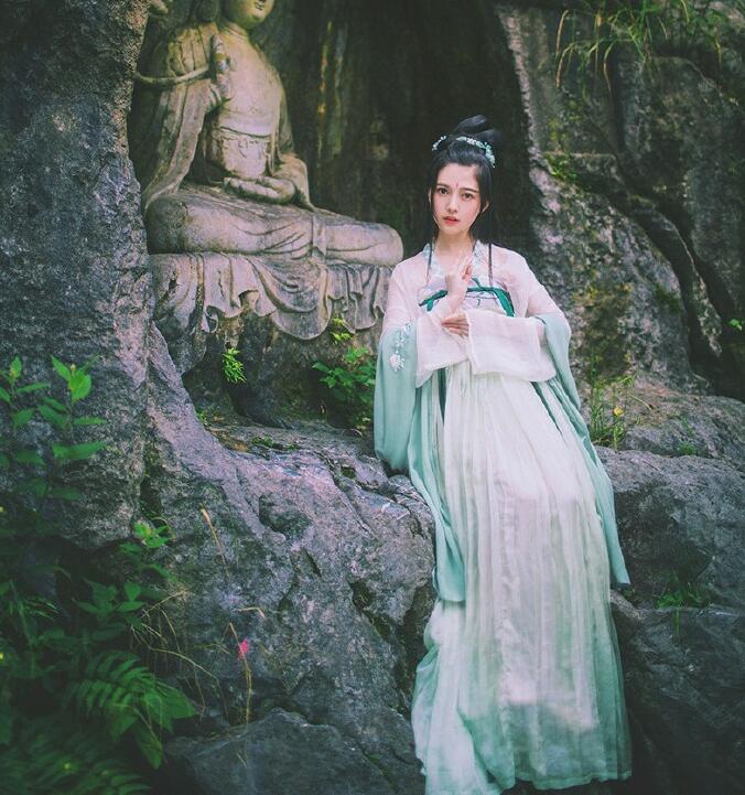 刺繡對(duì)襟齊胸襦裙，清新淡雅漢服