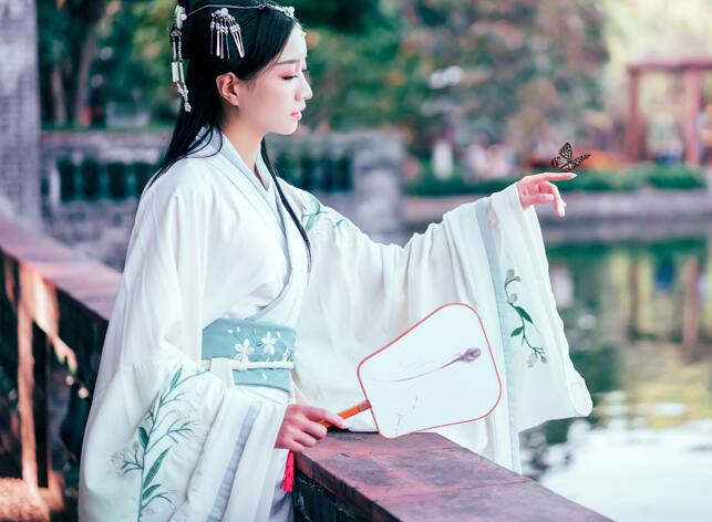 繡花漢服雙繞曲裾，雪紡大袖齊腰襦裙