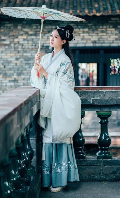 繡花漢服雙繞曲裾，雪紡大袖齊腰襦裙