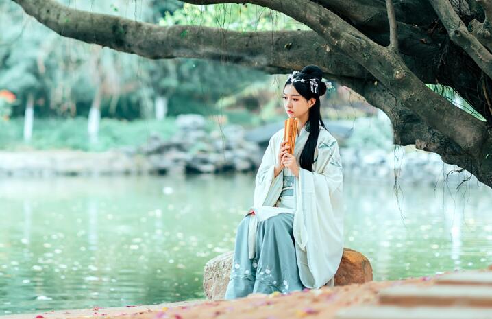 繡花漢服雙繞曲裾，雪紡大袖齊腰襦裙