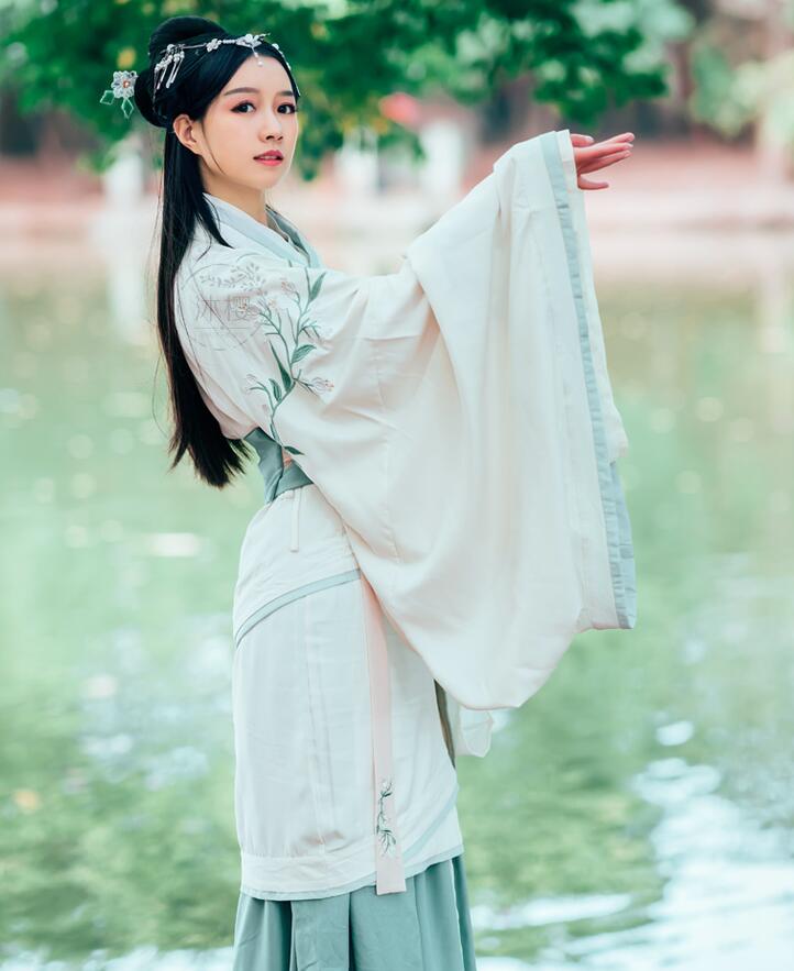 繡花漢服雙繞曲裾，雪紡大袖齊腰襦裙