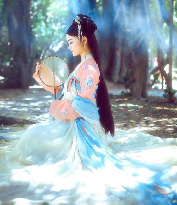 復(fù)古漢服齊胸襦裙，新款繡花漢服美女圖片