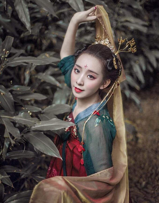 齊胸繡花襦裙對襟漢服，刺繡紅色印花漢服圖片