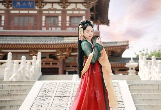 齊胸繡花襦裙對襟漢服，刺繡紅色印花漢服圖片