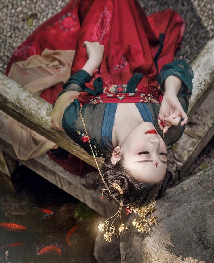 齊胸繡花襦裙對襟漢服，刺繡紅色印花漢服圖片