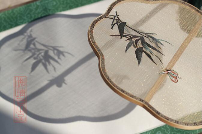 夢(mèng)蝶緙絲團(tuán)扇，梅鹿竹宮扇團(tuán)扇