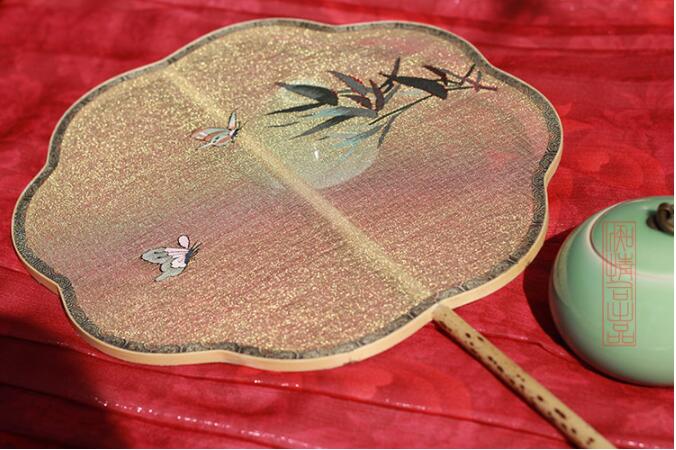 夢(mèng)蝶緙絲團(tuán)扇，梅鹿竹宮扇團(tuán)扇