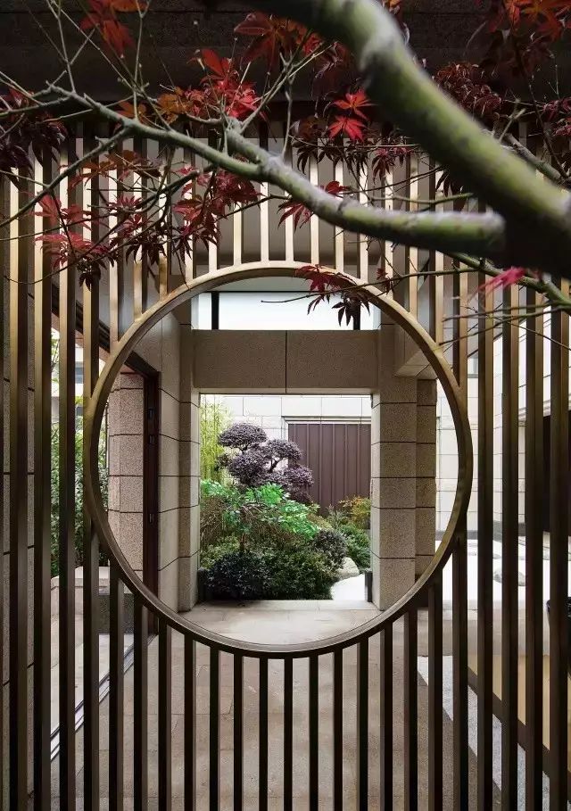 院中的屏風如溫婉的女子，恬靜優(yōu)雅