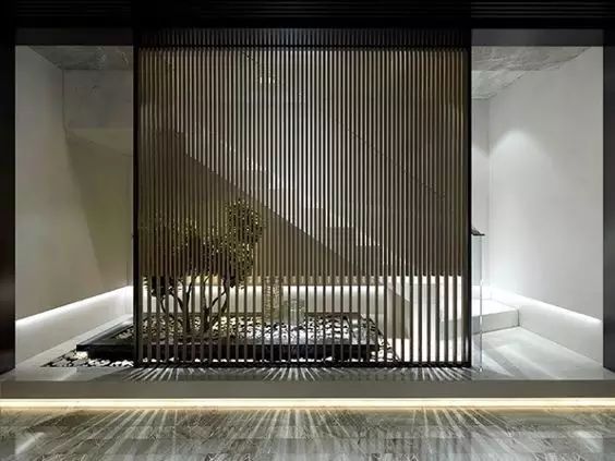 院中的屏風如溫婉的女子，恬靜優(yōu)雅