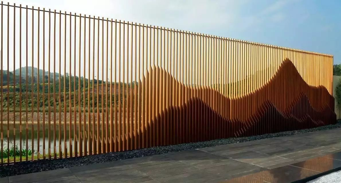 院中的屏風如溫婉的女子，恬靜優(yōu)雅