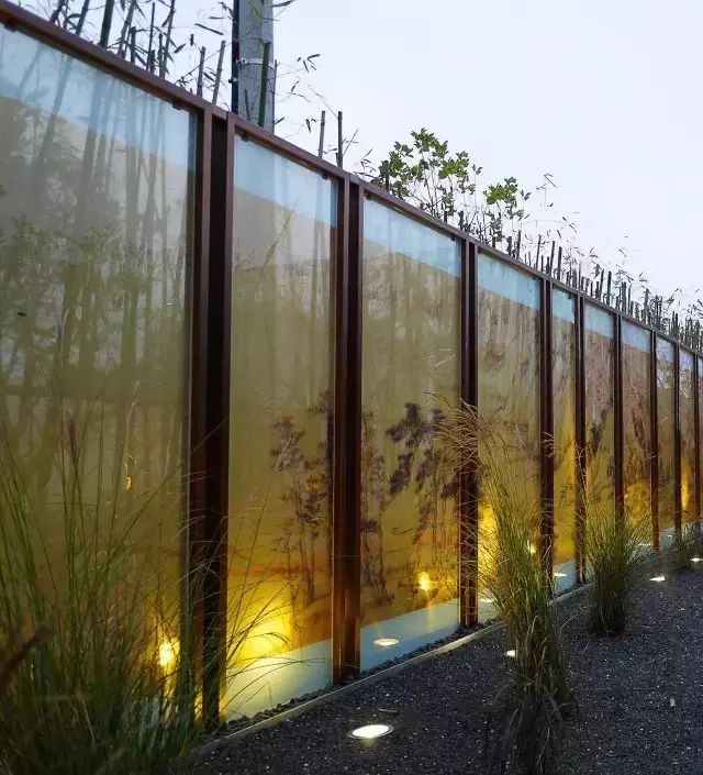 院中的屏風如溫婉的女子，恬靜優(yōu)雅