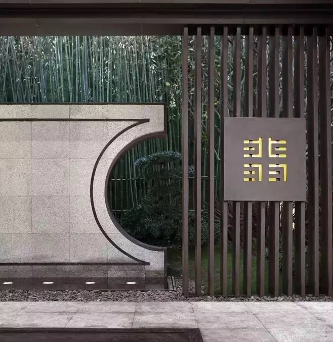 院中的屏風如溫婉的女子，恬靜優(yōu)雅