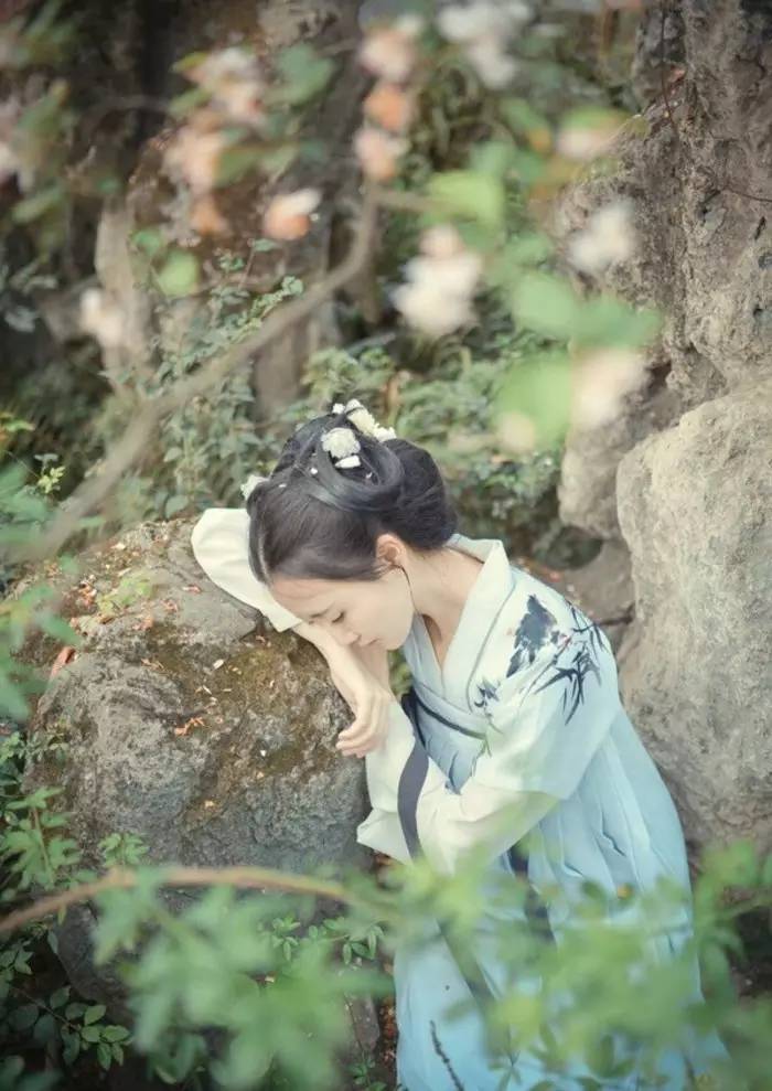 華裳佳人，著漢服踏春而行