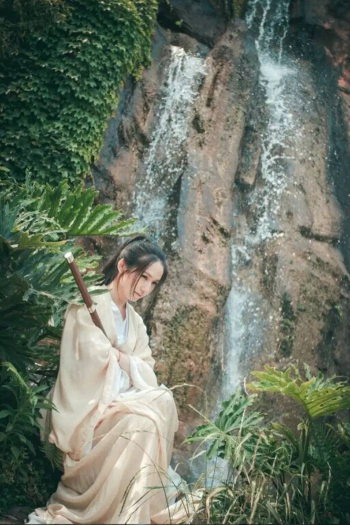 華裳佳人，著漢服踏春而行