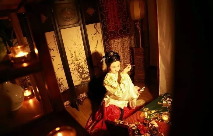 華裳佳人，著漢服踏春而行