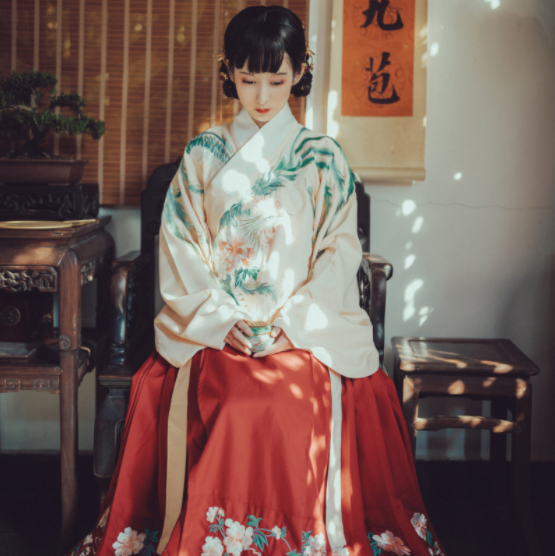 交領(lǐng)襖裙?jié)h服，改良琵琶袖馬面裙