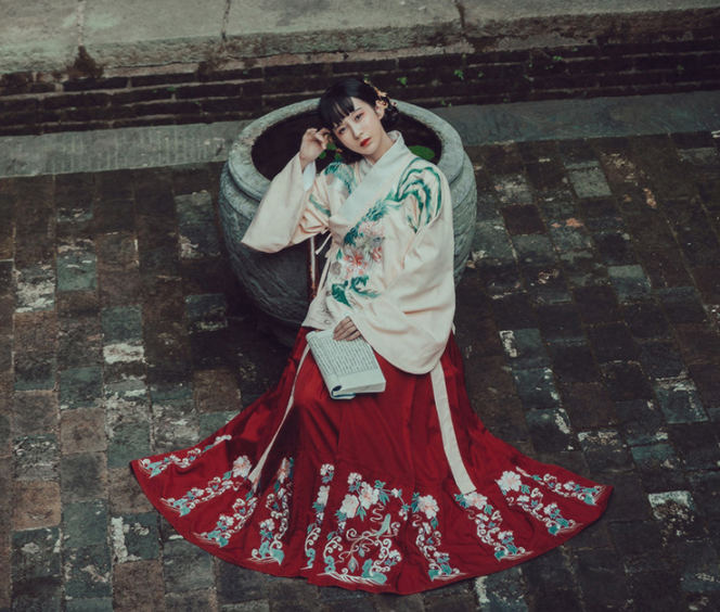 交領(lǐng)襖裙?jié)h服，改良琵琶袖馬面裙