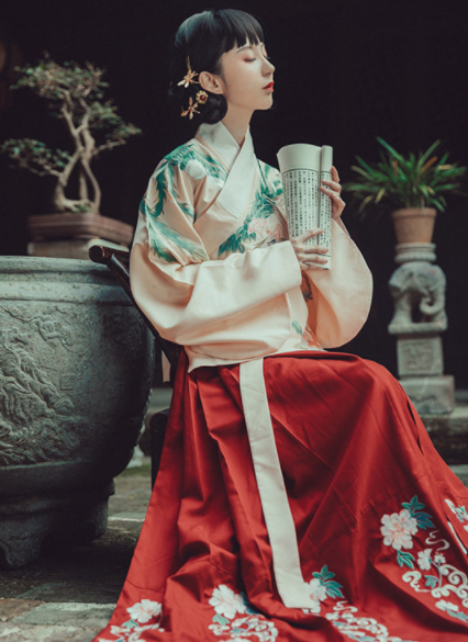 交領(lǐng)襖裙?jié)h服，改良琵琶袖馬面裙