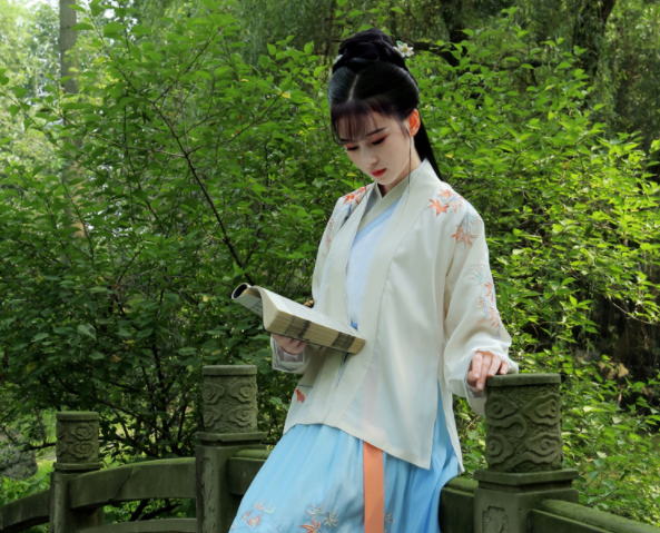 傳統(tǒng)漢服褙子褶裙，宋制繡花楓葉裙