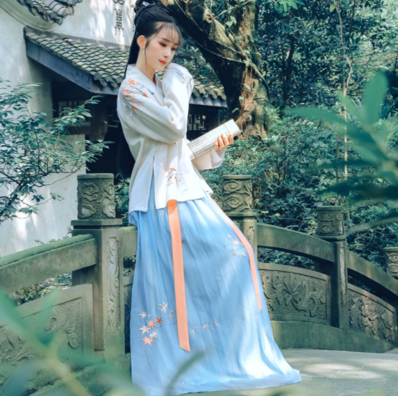 傳統(tǒng)漢服褙子褶裙，宋制繡花楓葉裙