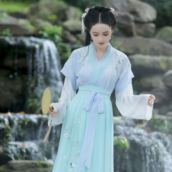 淺交領(lǐng)半臂雙鶴刺繡，改良漢服襦裙