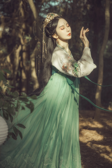 齊胸襦裙?jié)h服，仙女蓮花荷葉刺繡裙