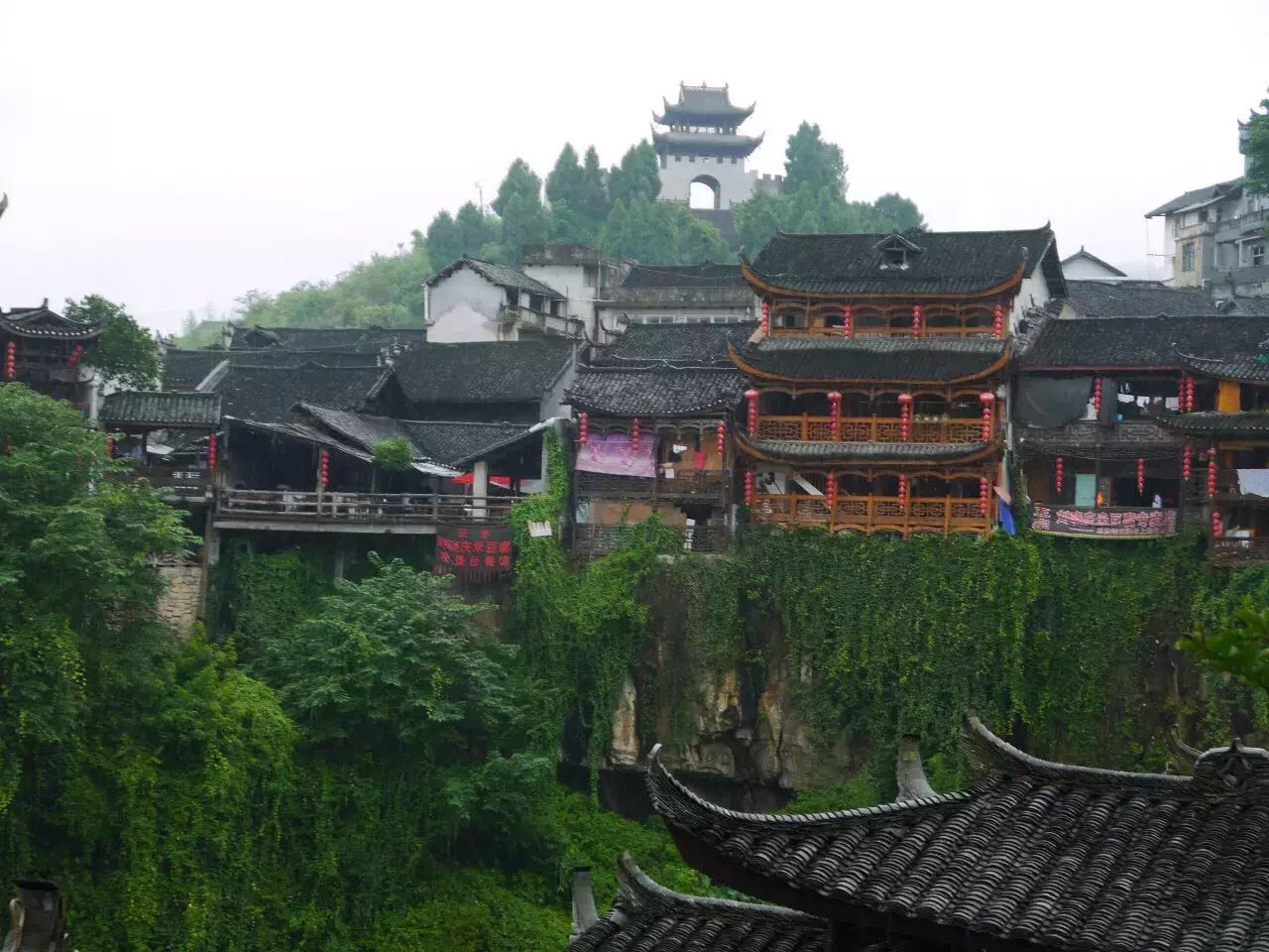 一座掛在瀑布上的古鎮(zhèn)，水靈地靈芙蓉鎮(zhèn)