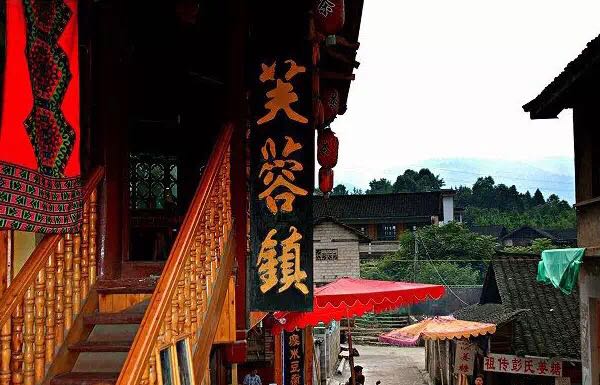 一座掛在瀑布上的古鎮(zhèn)，水靈地靈芙蓉鎮(zhèn)