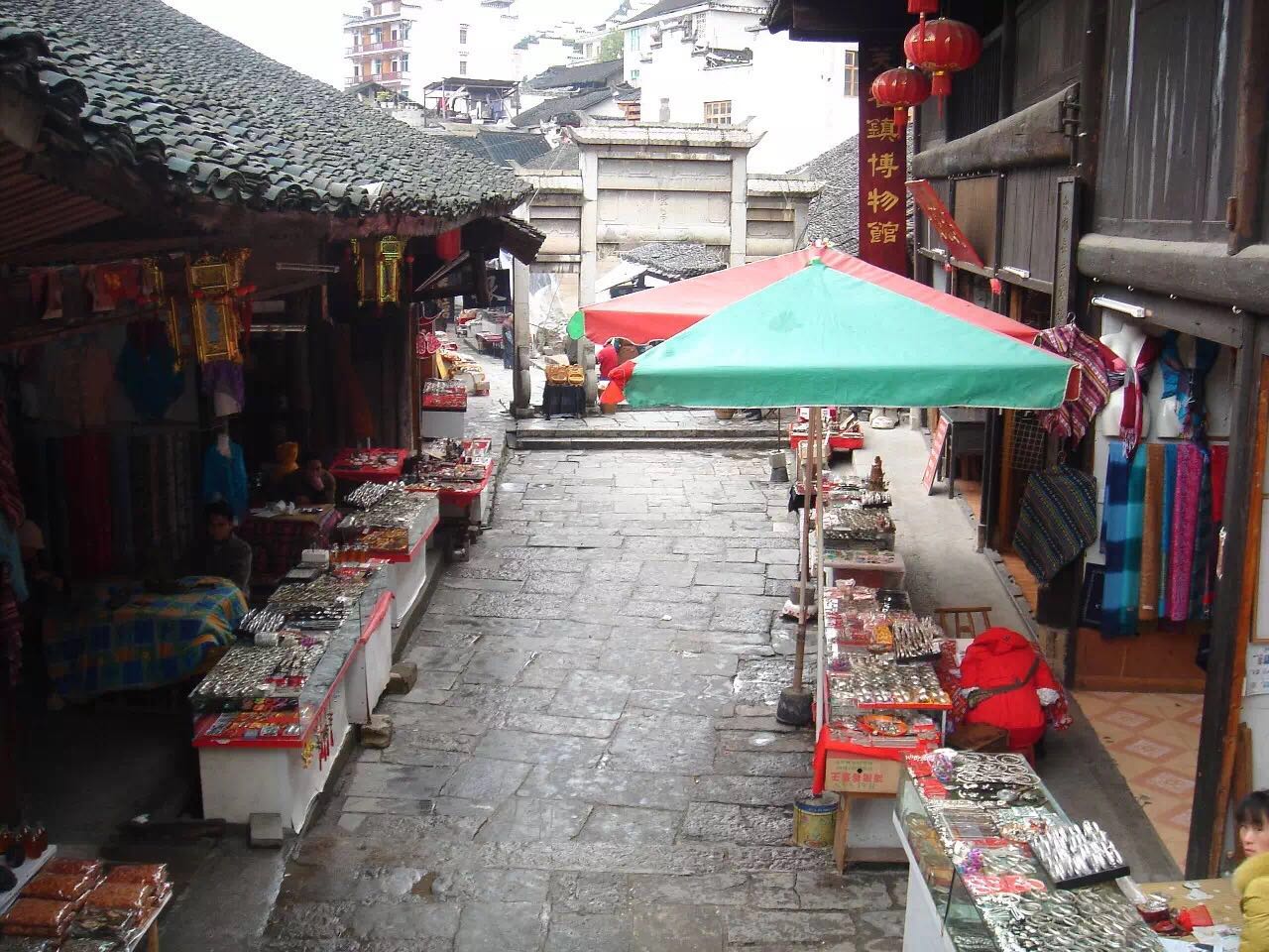 一座掛在瀑布上的古鎮(zhèn)，水靈地靈芙蓉鎮(zhèn)