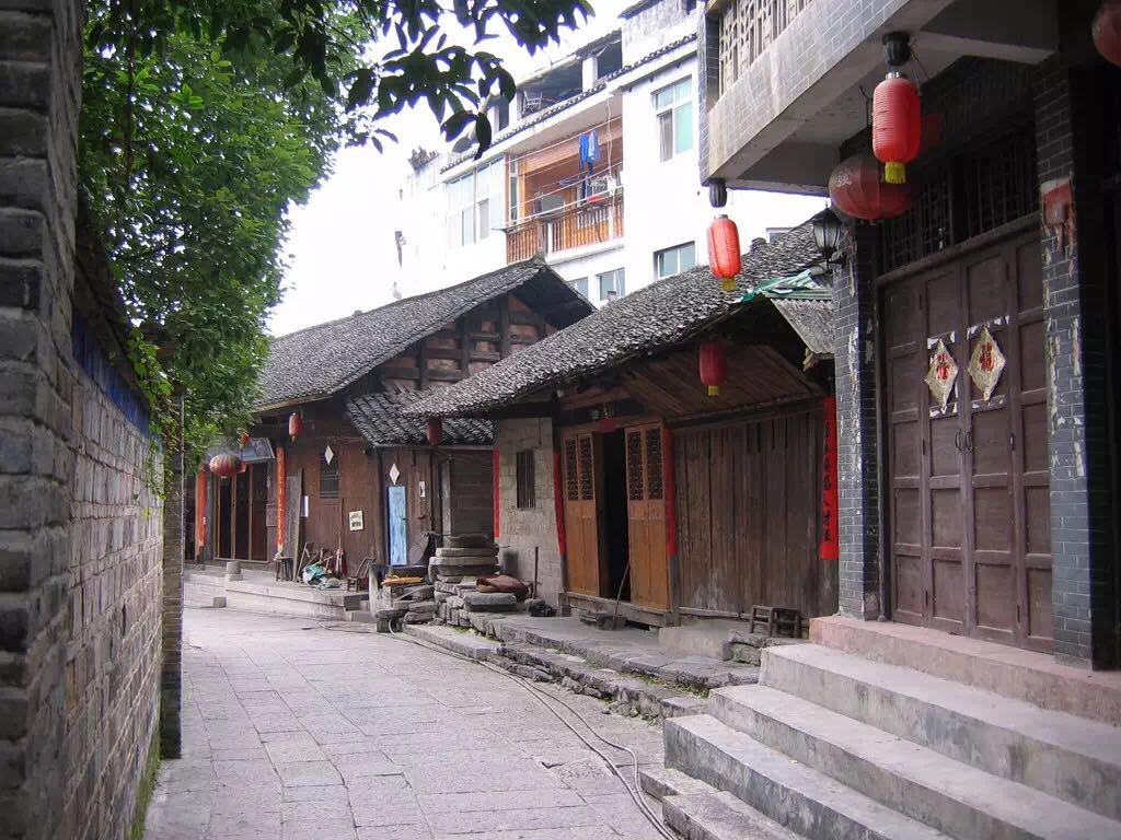 一座掛在瀑布上的古鎮(zhèn)，水靈地靈芙蓉鎮(zhèn)