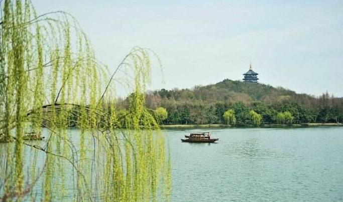 踏青尋色，春風十里不如你