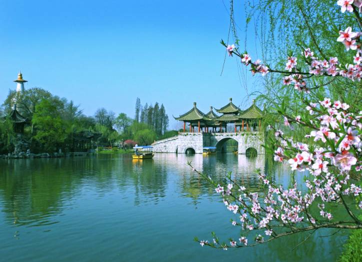 踏青尋色，春風十里不如你