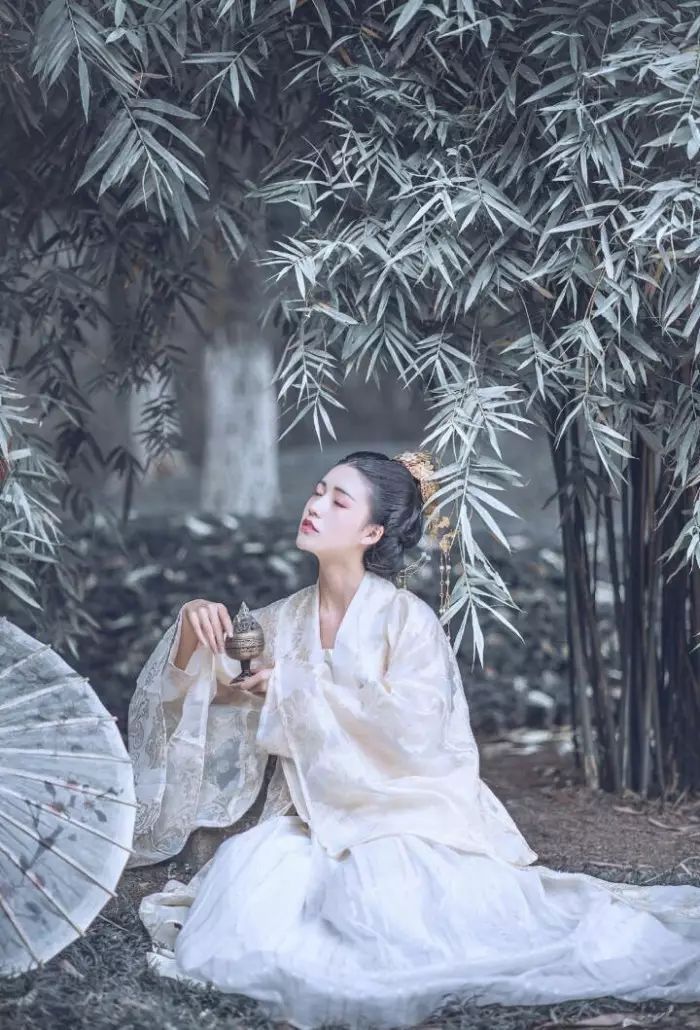 古裝攝影，山際見(jiàn)來(lái)煙，竹中窺落日