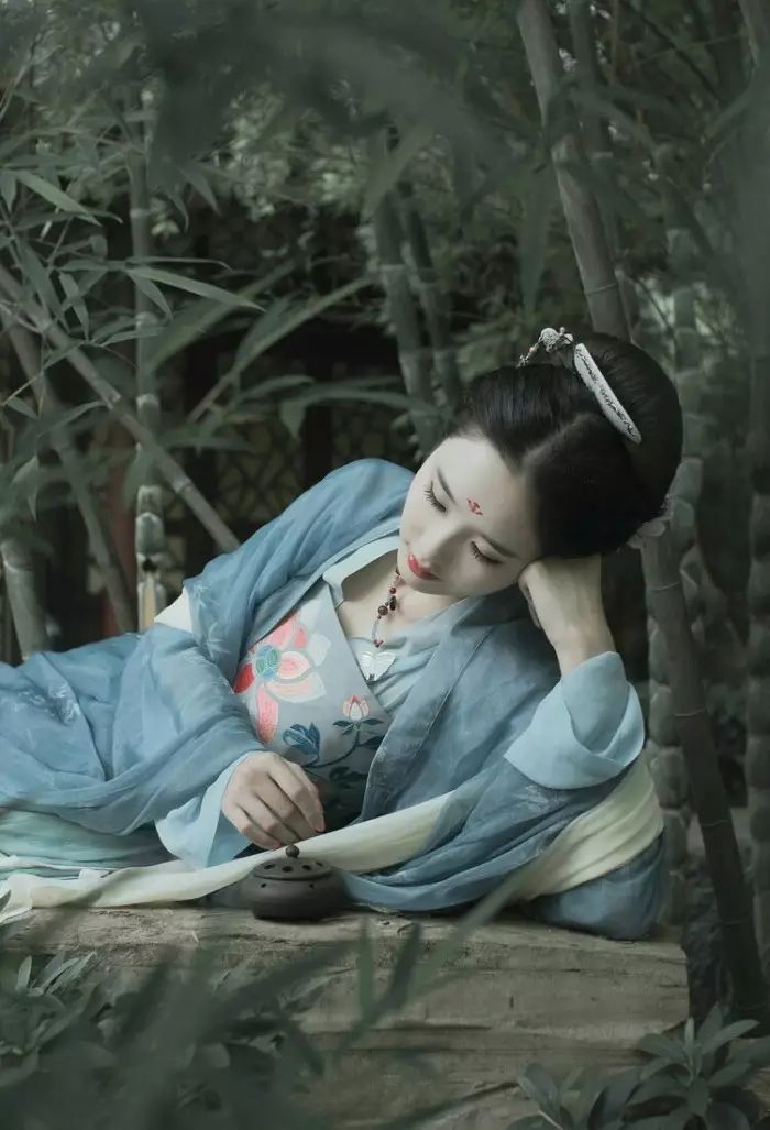 古裝攝影，山際見(jiàn)來(lái)煙，竹中窺落日