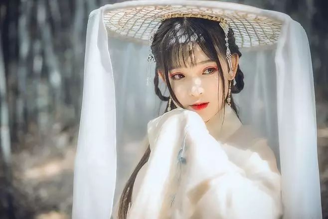 古裝攝影，山際見(jiàn)來(lái)煙，竹中窺落日