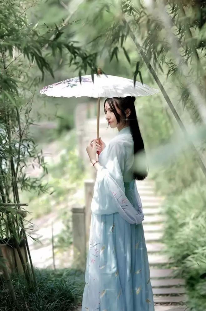 古裝攝影，山際見來煙，竹中窺落日