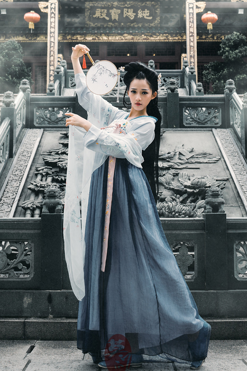 齊胸古風(fēng)繡花裙?jié)h服，清新淡雅漢服圖片