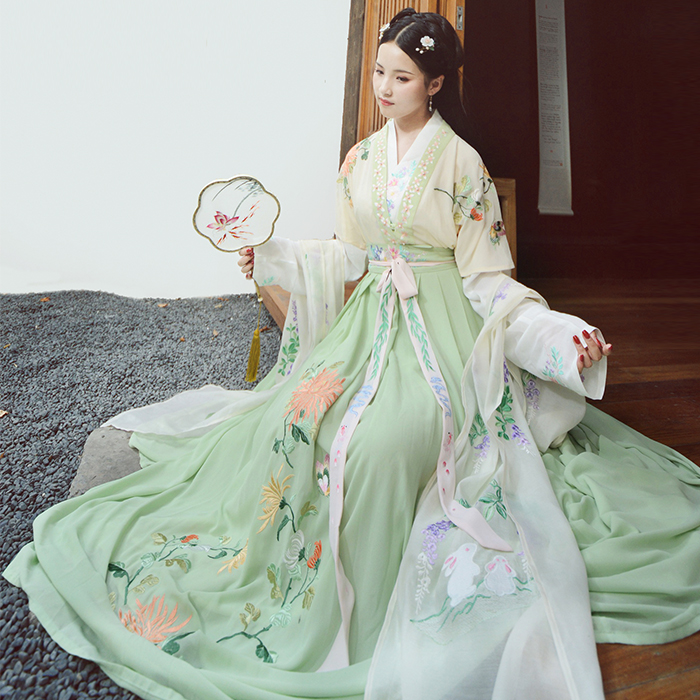 淺色交領(lǐng)半臂漢服，清風(fēng)拂面若縹緲如仙漢服