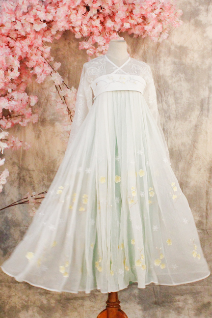 精美繡花漢服，端莊大氣漢服