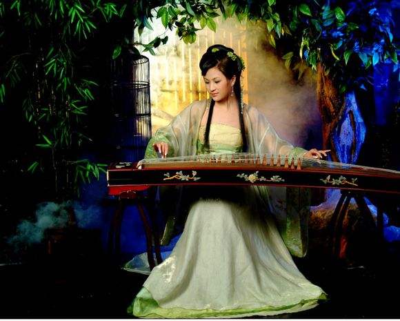 古色古香的古箏美女，靜靜傾聽古箏樂器語