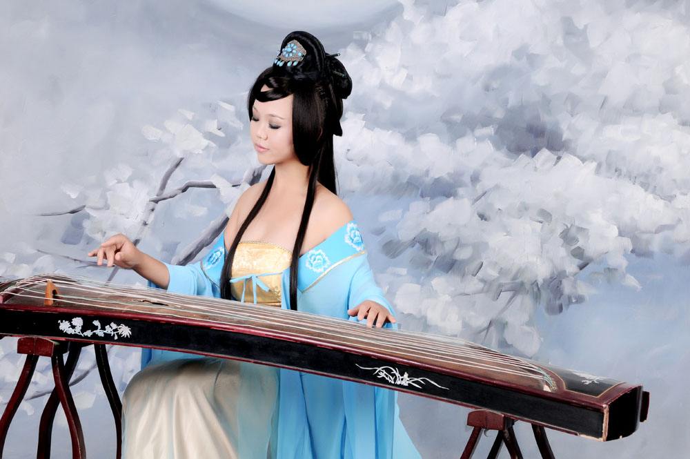 古色古香的古箏美女，靜靜傾聽古箏樂器語