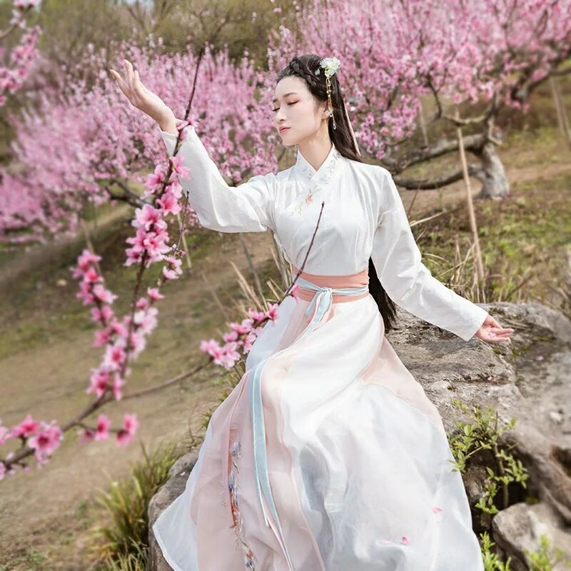 仙女縹緲漢服，且看韶華傾負