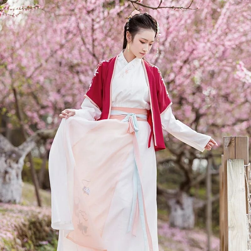 仙女縹緲漢服，且看韶華傾負