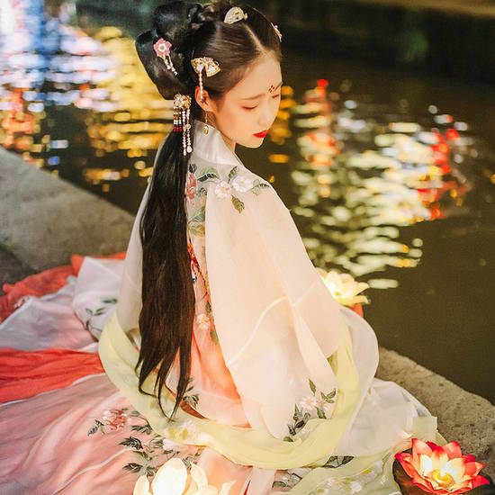 紅妝帶傘女生頭像，唯美古風(fēng)真人頭像