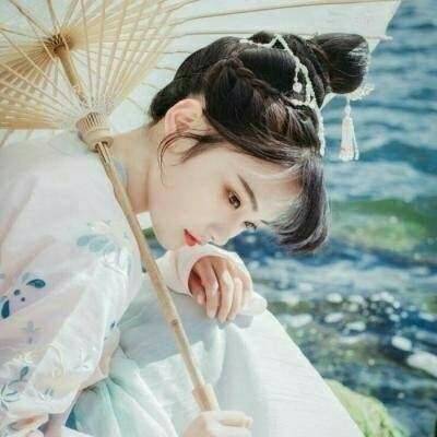 紅妝帶傘女生頭像，唯美古風(fēng)真人頭像