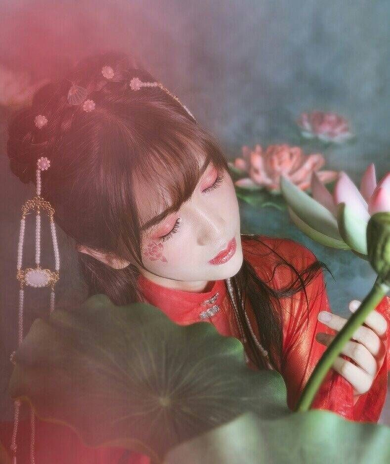 紅妝帶傘女生頭像，唯美古風(fēng)真人頭像
