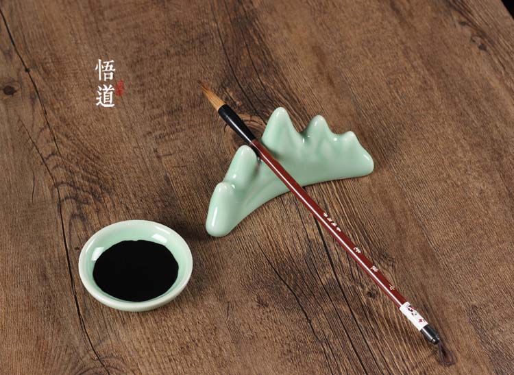 玉質(zhì)筆架，精美的山形筆擱