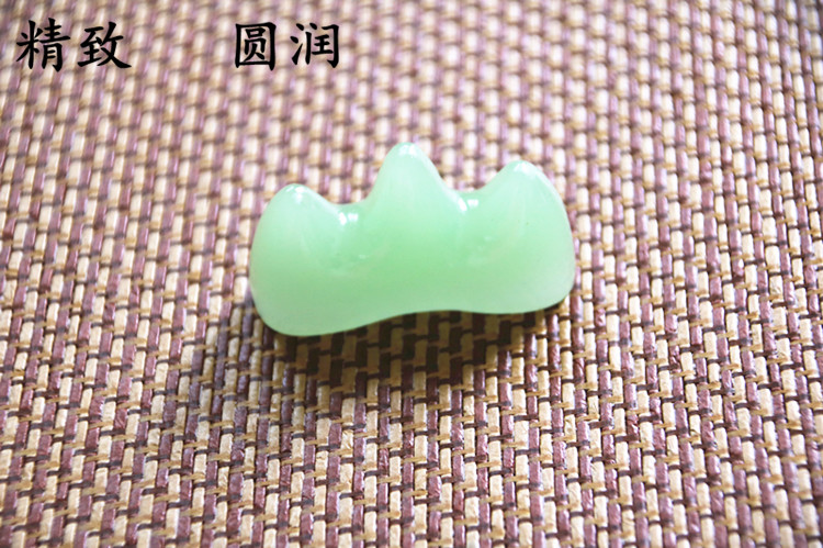 玉質(zhì)筆架，精美的山形筆擱