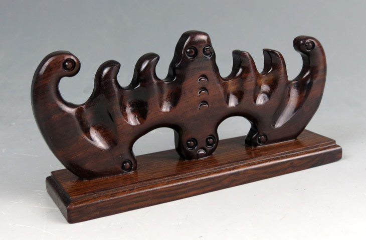 雞翅木精工細(xì)作，大蝙蝠筆架